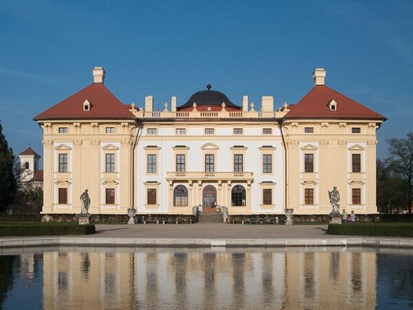Zámek Slavkov je národní kulturní památkou. 