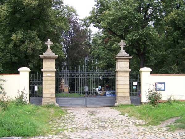 Vstup do obnoveného evangelického hřbitova v pražských Strašnicích