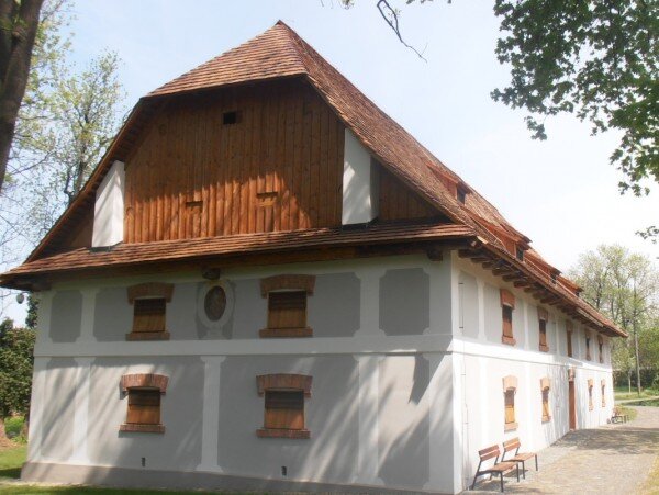 Nově opravená zámecká sýpka v areálu zámku Raduň slouží od 14. května 2013 jako návštěvnické a kulturní centrum.