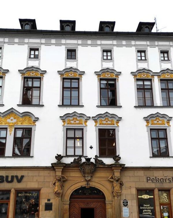 Petrášův palác s obnovenými vikýři