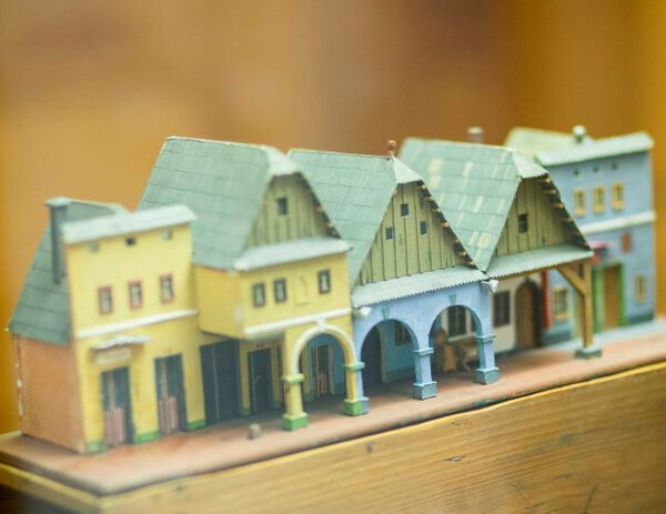 V expozici najdete papírové modely různých typů staveb lidové architektury.