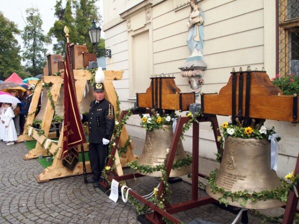Svěcení zvonů a farní den u kostela Povýšení sv. Kříže v Karviné.
