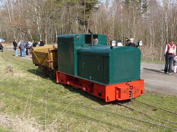 Lokomotiva Deutz OMZ122 s replikou vagonu při zahájení provozu 14. 4. 2012