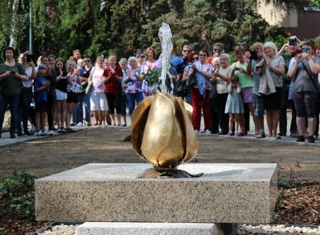 Bronzová plastika zpodobňující poupě Lidické růže