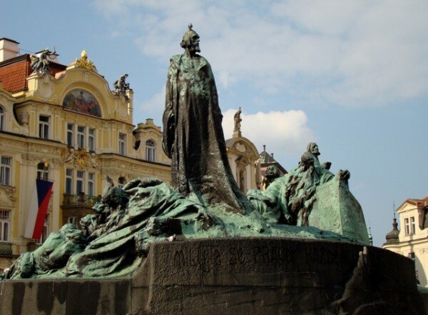 Socha zpodobňuje Mistra Jana Husa stojícího uprostřed skupiny postav, mezi nimiž jsou husité a pobělohorští emigranti. 