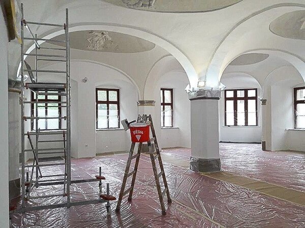 Takzvaný Kaňkův sál má goticko–renesanční obvodové zdivo s klenebním zastropením osmi poli plackových kleneb se třemi středovými podporami.