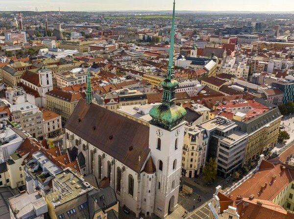 Obnovený kostel sv. Jakuba Staršího je jednou z nejvýraznějších dominant památkové rezervace v Brně.