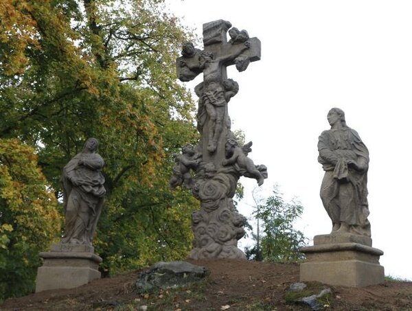 Sousoší kalvárie v areálu zámku v Liblíně