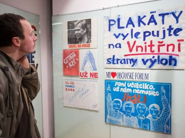 Výstava Navzdory se vrací i ke zlomovému období společenských změn v roce 1989.