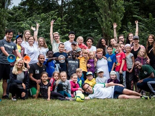 Společný snímek zahraničních dobrovolníků s dětmi z letošního workcampu na hradě Hartenberg