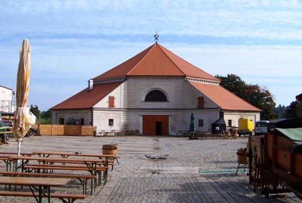 Citlivě rekonstruovaná budova polygonálního mlatu v areálu bývalého pivovaru v Kostelci.