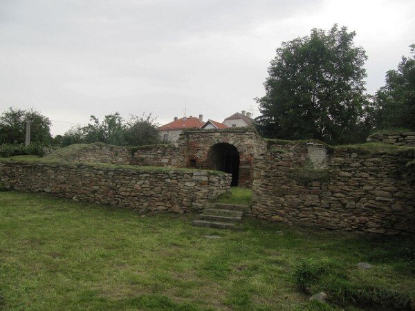 Kralice nad Oslavou, první zmínky o kralické tvrzi pocházejí z roku 1379.