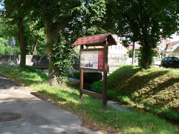 První informační tabule u autobusového nádraží připomíná již neexistující Kolínů mlýn.