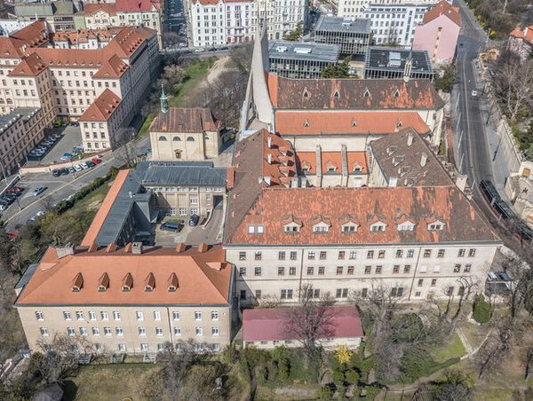 Rozsáhlý klášterní areál Emauzy dostává novou krytinu, bobrovky a prejzy značky Tondach.