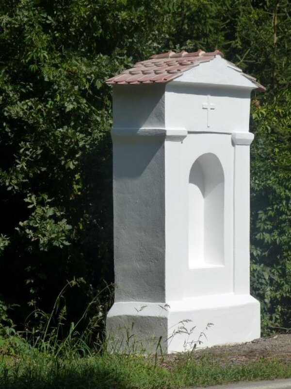 Sněhově bílá kaplička pod Vesci