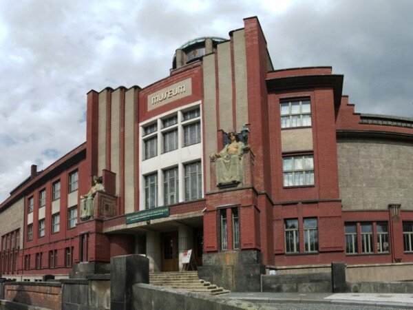 Architekt Jan Kotěra navrhl budovu Muzea východních Čech v Hradci Králové, kde je nyní k vidění výstava o jeho životě a díle.