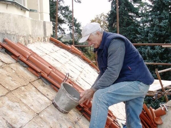 Na semináři bude i praktická ukázka správné pokládky prejzů. Na snímku je Karel Markvart z Prahy, který pokládal prejzovou krytinu na střeše kaple sv. Anny v Panenských Břežanech.
