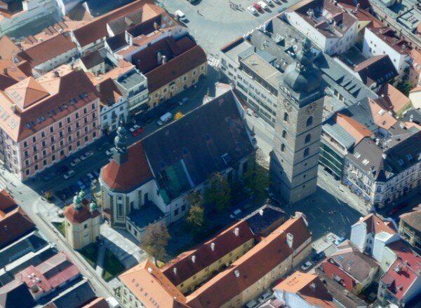 Katedrála sv. Mikuláše s Černou věží na leteckém snímku. 