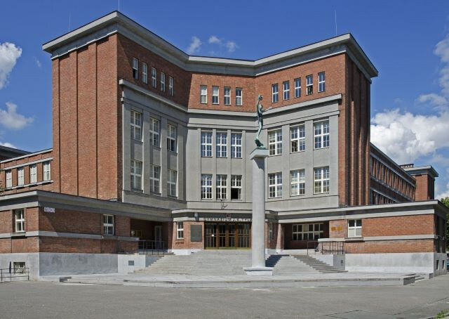 Rašínovo státní gymnázium navrhl architekt Josef Gočár.