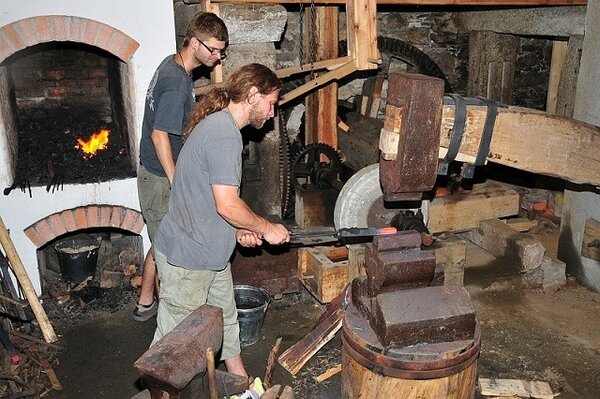Na plně funkčním hamerském zařízení pracují kováři při speciálních akcích.