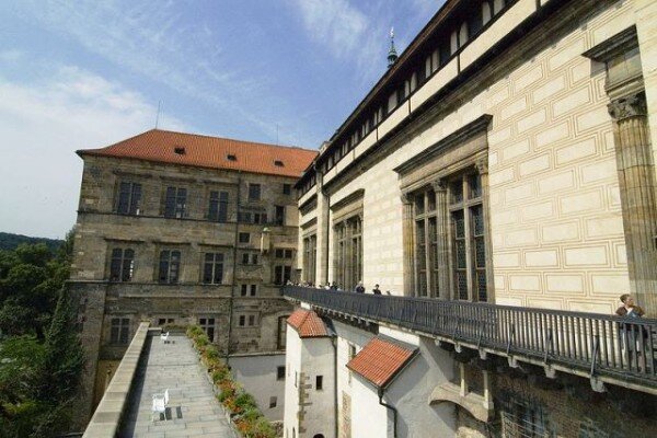 Ve Starém královském paláci na Pražském hradě probíhá výstava moravských zemských desek nazvaná Symboly moci a paměti.