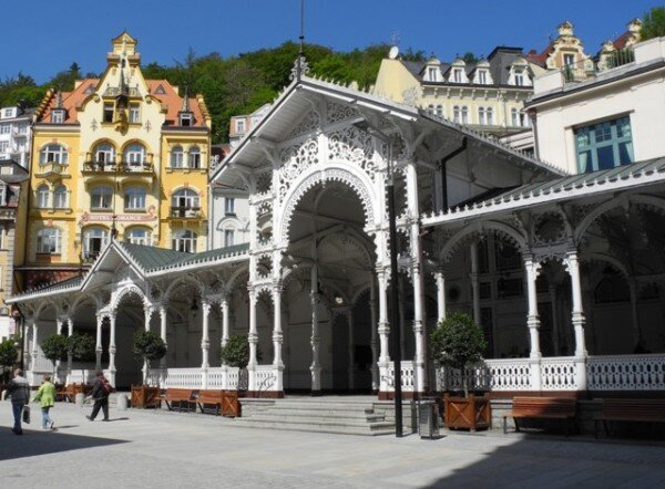 Tržní kolonáda je dřevěná stavba z roku 1883 navržená architekty Ferdninandem Fellnerem a Hermannem Helmerem ve švýcarském stylu.