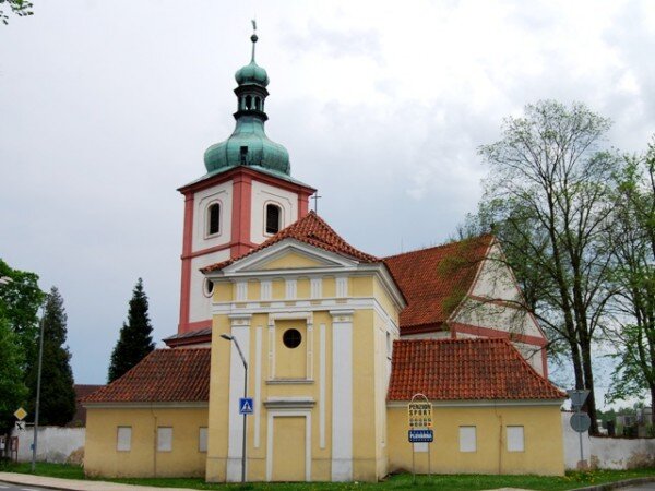Obsáhlejší texty se ve sborníku věnují také renesančním malbám v píseckém kostele sv. Václava.