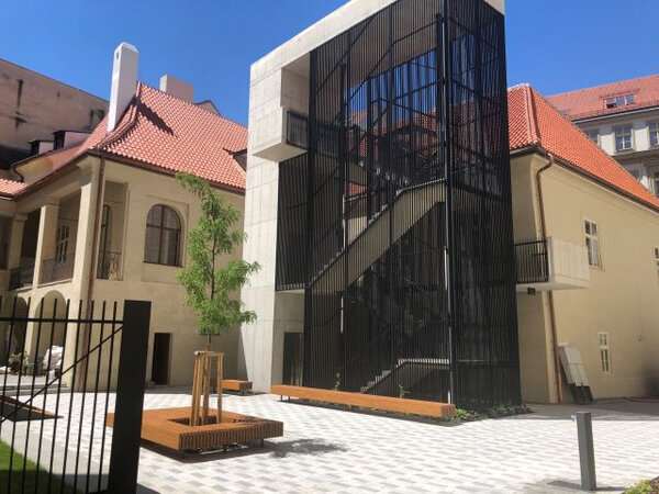 Měšťanský dům v Truhlářské ulici s novou střechou a přístavbou
