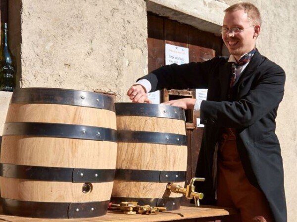 Předseda spolku Dubáci Jan Havelka má radost z nově pořízených samospádových pivních soudků do Beranova hostince. 