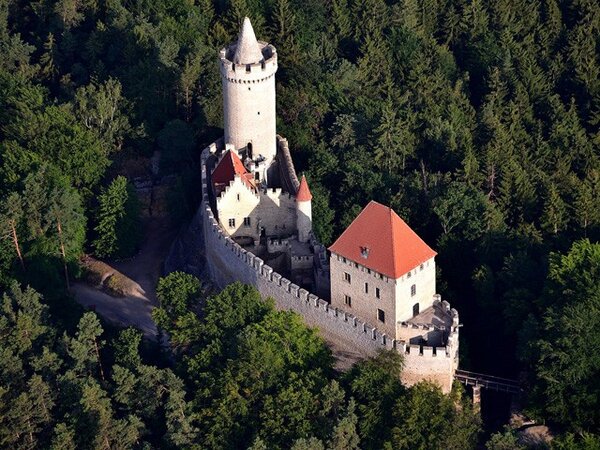 Hrad Kokořín z ptačí perspektivy