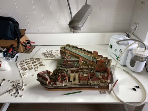 Model v průběhu restaurátorských prací