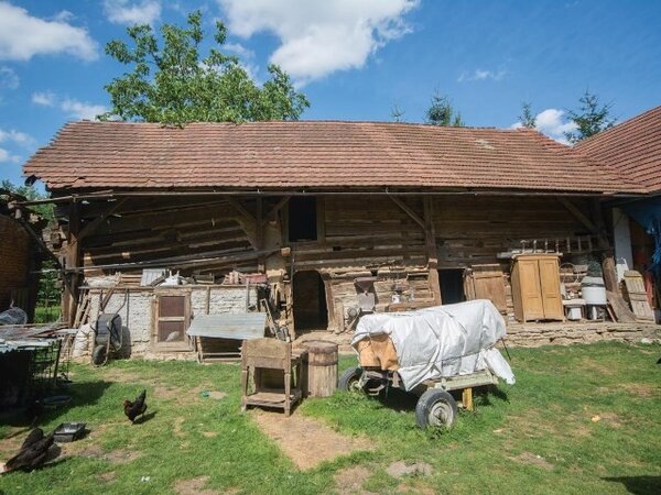 Renesanční roubený dům v Čisté z roku 1671 patří mezi naše nejstarší lidové stavby. Snímek zachycuje stav před záchranou domu.
