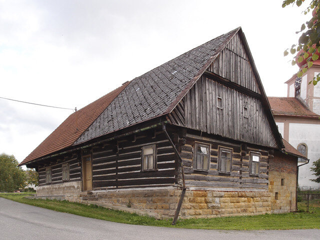 Takzvaná stará škola se sedlovou střechou byla postavena v roce 1784 za kostelem sv. Jiří.