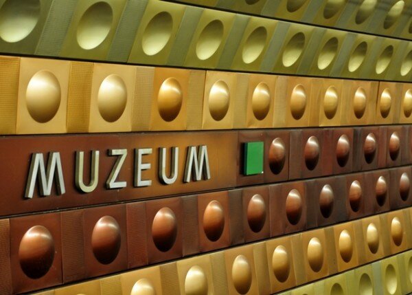 Ve vstupních prostorách stanice metra Muzeum jsou na výstavních panelech představeny nejcennější předměty ze sbírek Národního muzea.