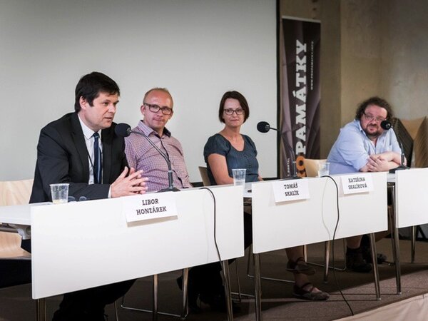 Panelisté diskuze k tématu stavebněhistorického průzkumu: Libor Honzárek, Kateřina a Tomáš Skalíkovi, Michal Patrný.