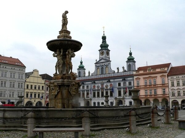 Pořadatelé Mezinárodního dne památek se v letošním roce nechali inspirovat obdobím baroka, které je na českobudějovickém náměstí zastoupeno Samsonovou kašnou a radnicí.