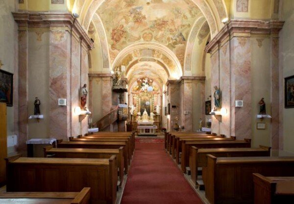 Interiér kostela sv. Jiří v Ořechově u Brna má zrestaurovánu dekorativní výmalbu z roku 1748.