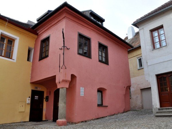 Půl milionu korun od Kraje Vysočina si na předprojektovou dokumentaci k obnově své památky rozdělí 23 subjektů a osob. Na ilustračním snímku je židovská čtvrť v Třebíči.