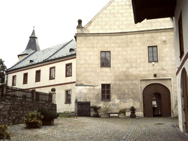 Návštěvníci Žirovnice budou mít možnost navštívit nejen tamní zámek, nýbrž i pivovar, kde se nově nalézá muzeum knoflíkářství.