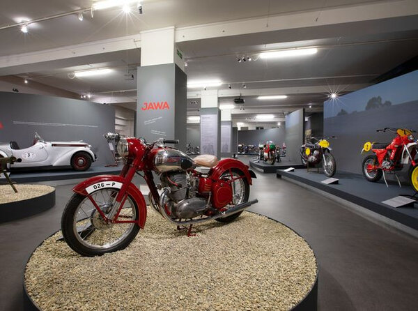 V expozici je k vidění 50 motocyklů značky Jawa a jeden automobil.