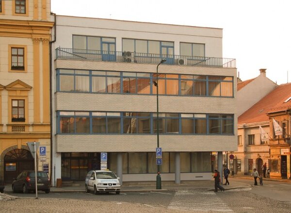 Jedním z příkladů prvorepublikové architektury je třebíčská funkcionalistická budova spořitelny z roku 1933 podle návrhu Bohuslava Fuchse.