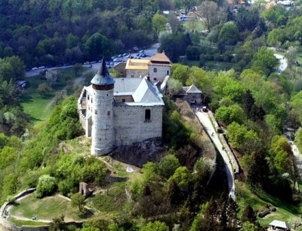 Kunětická hora bude hrát v Pernštejnském roku velkou roli a vyvrcholí 1. září 2012, kdy se hrad stane pilotním objektem Hradozámecké noci. 