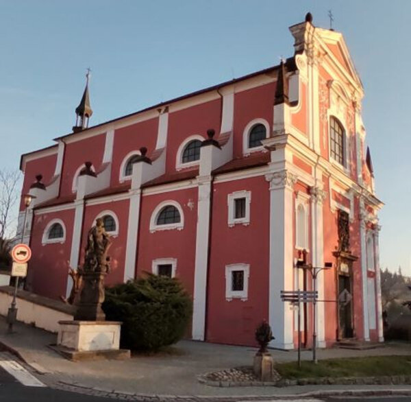 Kostel Nejsvětější Trojice s opravenou čelní fasádou