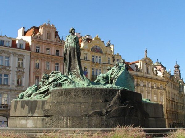 Obnova pomníku Jana Husa na Staroměstském náměstí by měla být dokončena v roce 2015 u příležitosti 600. výročí jeho upálení.