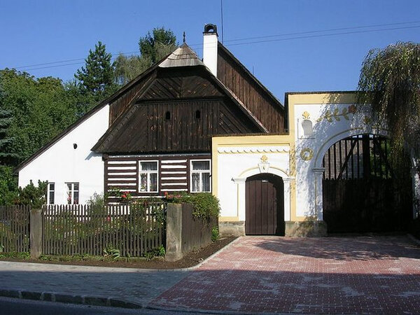 Bičíkův statek je jeden ze symbolů obce Příšovice.