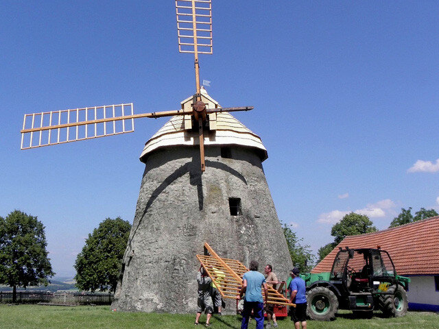 Větrný mlýn v Kuželově je jediným dochovaným mlýnem holandského typu na Moravě.