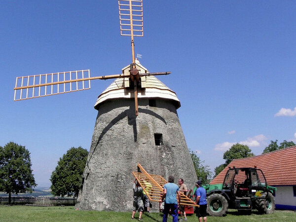 Větrný mlýn v Kuželově je jediným dochovaným mlýnem holandského typu na Moravě.