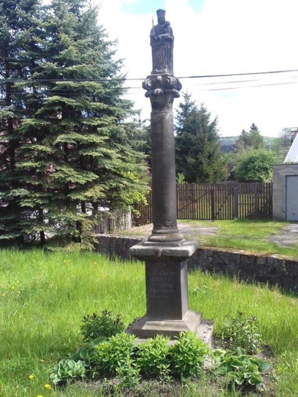 Památka se nachází na mírně svažitém pozemku mezi korytem potoka a komunikací v centrální části obce.