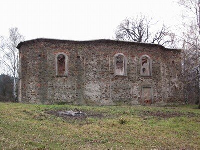 Kostel sv. Blažeje u Branišova má obdélnou loď s výraznými zkosenými nárožími, odsazeným trojboce uzavřeným presbytářem a obdélnou předsíní před západním průčelím. 