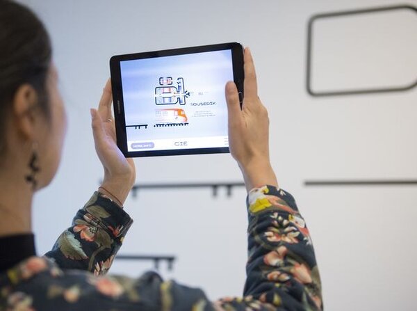 Díky moderním technologiím se návštěvníci stávají součástí interaktivních příběhů výstavy.